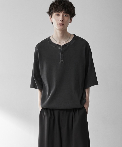 RUUBON(ルーボン)の「【RUUBON】henley neck half sleeve Tee / ヘンリーネックハーフスリーブTシャツ(Tシャツ/カットソー・メンズ・チャコールグレー/ホワイト・M/L/S)」の3枚目の写真