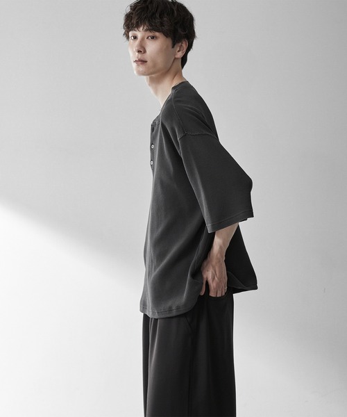 RUUBON(ルーボン)の「【RUUBON】henley neck half sleeve Tee / ヘンリーネックハーフスリーブTシャツ(Tシャツ/カットソー・メンズ・チャコールグレー/ホワイト・M/L/S)」の4枚目の写真