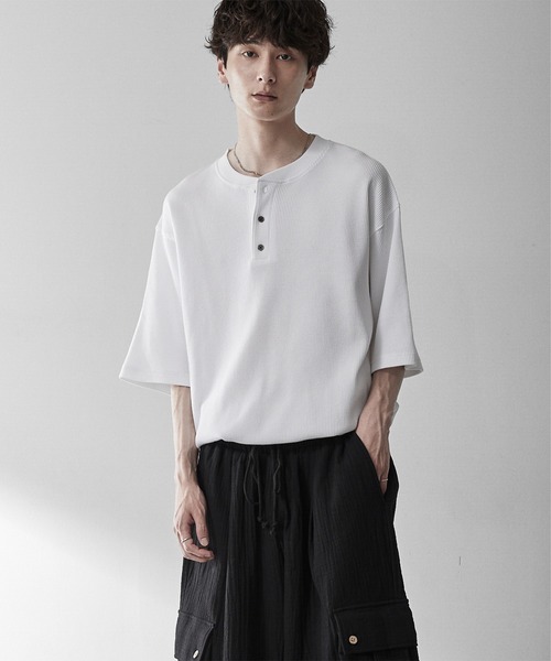 RUUBON(ルーボン)の「【RUUBON】henley neck half sleeve Tee / ヘンリーネックハーフスリーブTシャツ(Tシャツ/カットソー・メンズ・チャコールグレー/ホワイト・M/L/S)」の9枚目の写真