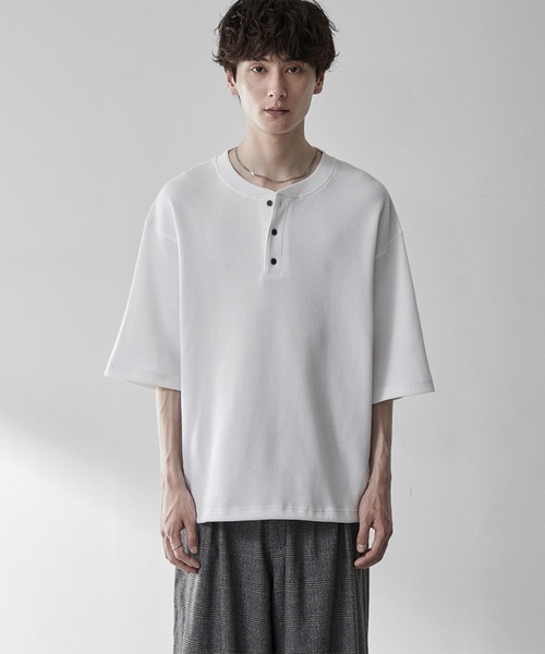 RUUBON(ルーボン)の「【RUUBON】henley neck half sleeve Tee / ヘンリーネックハーフスリーブTシャツ(Tシャツ/カットソー・メンズ・チャコールグレー/ホワイト・M/L/S)」の10枚目の写真