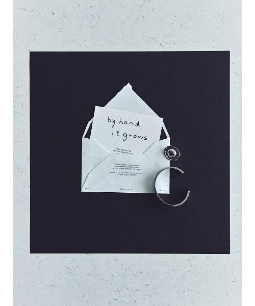 Mila Owen（ミラオーウェン）の「カーブカラーバングル（ブレスレット・レディース・レッド/ブルー/シルバー/ゴールド・F）」の7枚目の写真