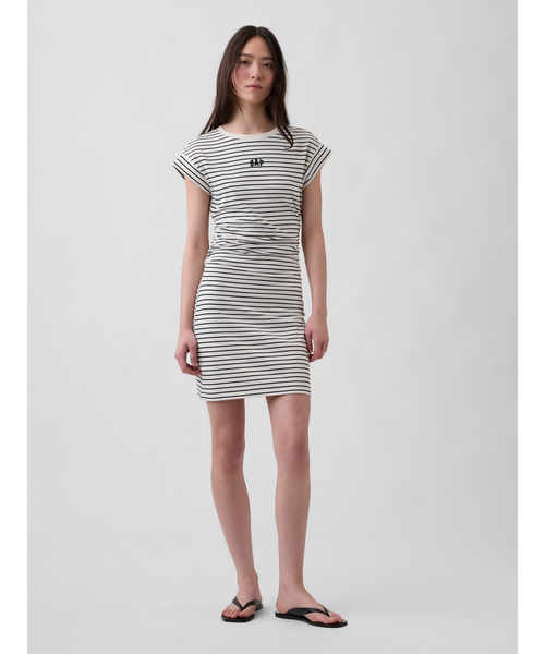 GAP（ギャップ）の「ミニGAPロゴ ルーシュ Tシャツワンピース（ワンピース・レディース・ブラック/オリーブ/ホワイト×ブラック・XXS/L/M/S/XS）」の2枚目の写真