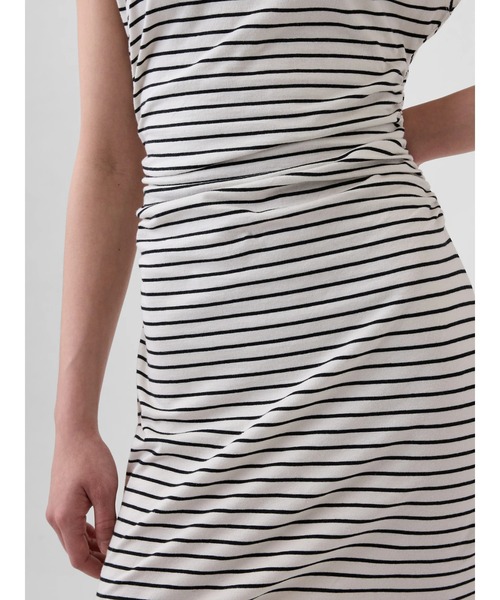 GAP（ギャップ）の「ミニGAPロゴ ルーシュ Tシャツワンピース（ワンピース・レディース・ブラック/オリーブ/ホワイト×ブラック・XXS/L/M/S/XS）」の7枚目の写真