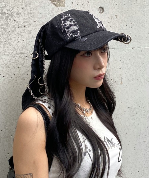 lilful(リルフル)の「【26年春夏新作】ダメージ加工ロップイヤーチェーンメタルパーツデニムキャップ(キャップ・メンズ・ブラック系その他・F)」の1枚目の写真