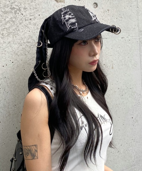 lilful(リルフル)の「【26年春夏新作】ダメージ加工ロップイヤーチェーンメタルパーツデニムキャップ(キャップ・メンズ・ブラック系その他・F)」の2枚目の写真