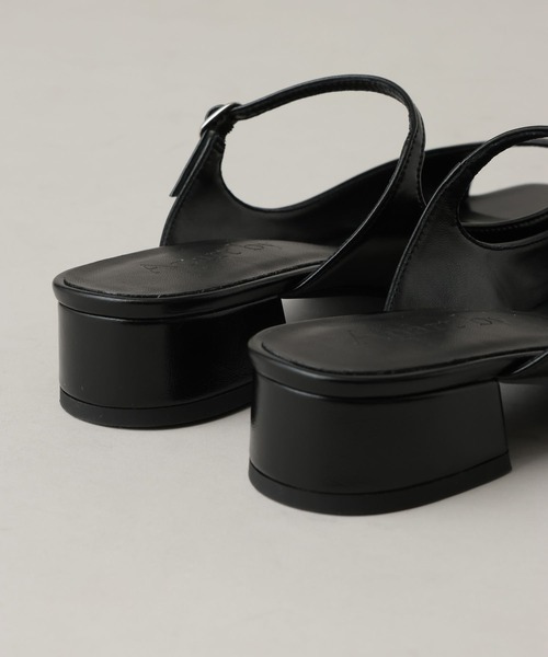 A part by（アパートバイ）の「ダブルストラップミュール（その他シューズ・レディース・ブラック/アイボリー・LARGE/MEDIUM）」の9枚目の写真