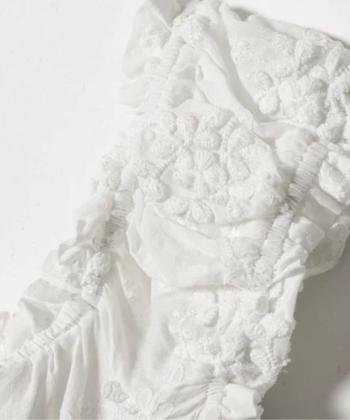 LA POMME petit(ラポミ・プチ)の「Sheer Embroidery Off Shoulder Top(Tシャツ/カットソー・レディース・ホワイト・SMALL/MEDIUM/LARGE)」の2枚目の写真
