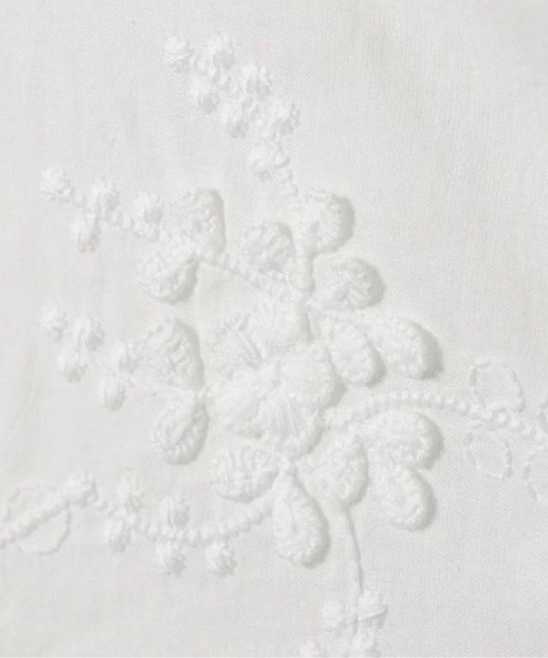 LA POMME petit(ラポミ・プチ)の「Sheer Embroidery Off Shoulder Top(Tシャツ/カットソー・レディース・ホワイト・SMALL/MEDIUM/LARGE)」の5枚目の写真