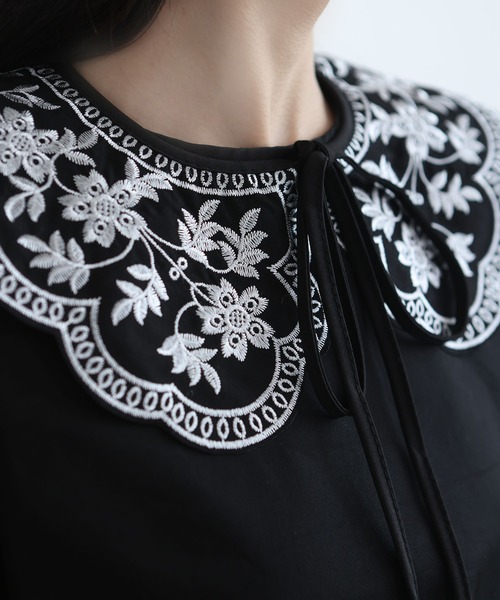 LA VORAGINE(ラ ヴォラジネ)の「レース レトロ花柄 刺繍 つけ襟【マルチウェイ】(マフラー・レディース・Black/White・M)」の1枚目の写真