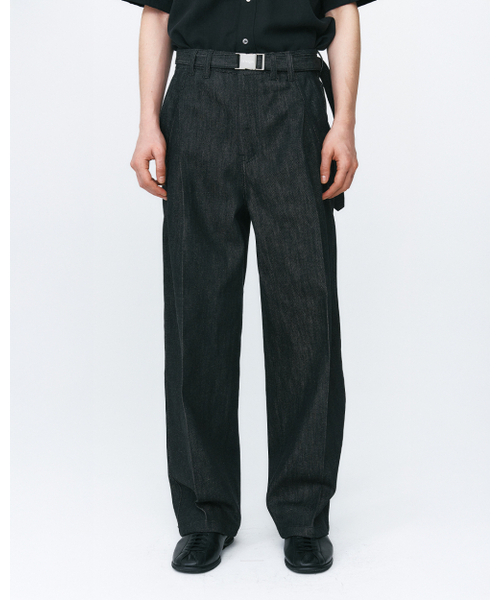 SYNQIA(シンキア)の「カーブドプリーツデニムトラウザー ブラック(デニムパンツ・メンズ・その他・SMALL/MEDIUM/LARGE)」の1枚目の写真