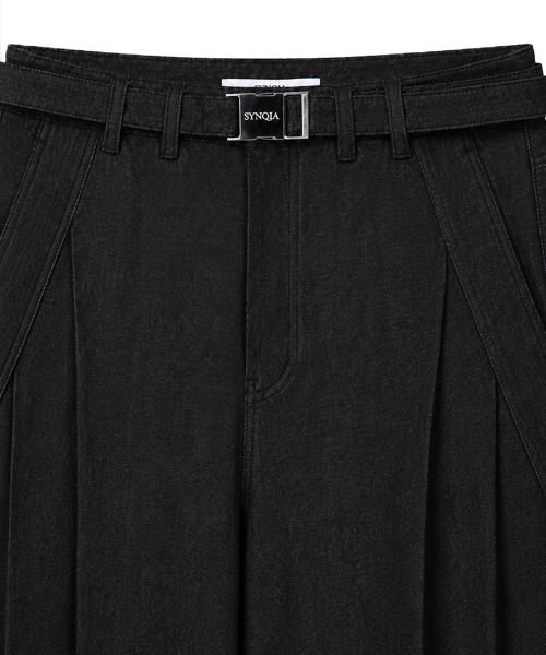 SYNQIA(シンキア)の「カーブドプリーツデニムトラウザー ブラック(デニムパンツ・メンズ・その他・SMALL/MEDIUM/LARGE)」の7枚目の写真