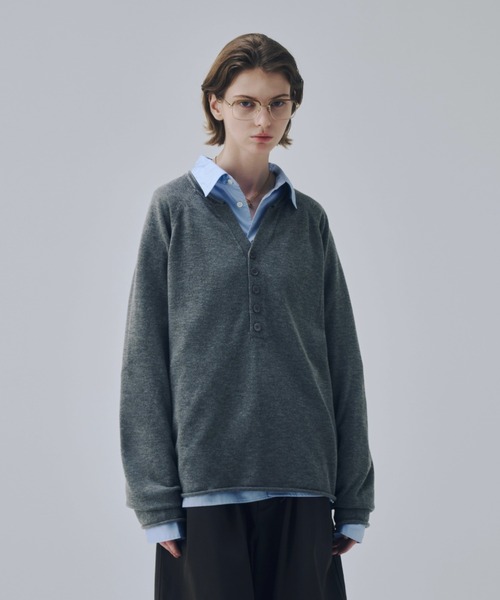 soerte(ソエルテ)の「Wool Blend Rolled Edge Henley Neck Knit / ウールブレンドヘンリーネックニット(ニット/セーター・メンズ・レッド/グレー/ブラウン/ブラック・3/1/2)」の2枚目の写真