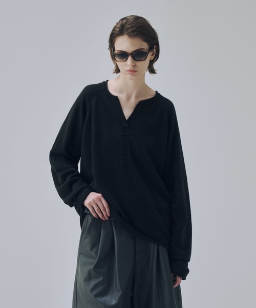 soerte(ソエルテ)の「Wool Blend Rolled Edge Henley Neck Knit / ウールブレンドヘンリーネックニット(ニット/セーター・メンズ・レッド/グレー/ブラウン/ブラック・3/1/2)」の1枚目の写真