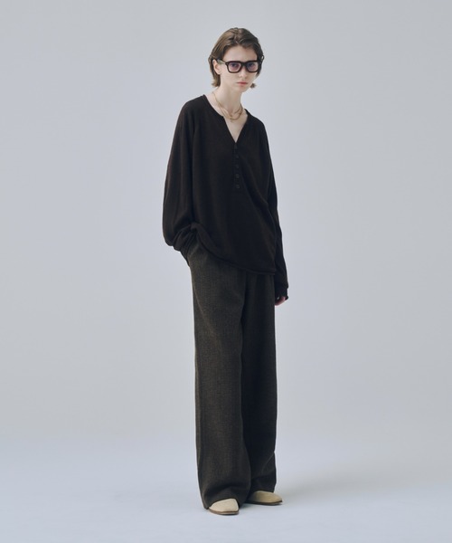 soerte(ソエルテ)の「Wool Blend Rolled Edge Henley Neck Knit / ウールブレンドヘンリーネックニット(ニット/セーター・メンズ・レッド/グレー/ブラウン/ブラック・3/1/2)」の10枚目の写真