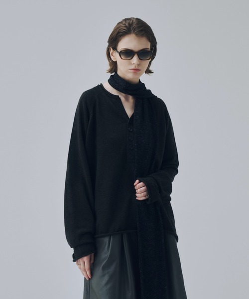 soerte(ソエルテ)の「Wool Blend Rolled Edge Henley Neck Knit / ウールブレンドヘンリーネックニット(ニット/セーター・メンズ・レッド/グレー/ブラウン/ブラック・3/1/2)」の5枚目の写真