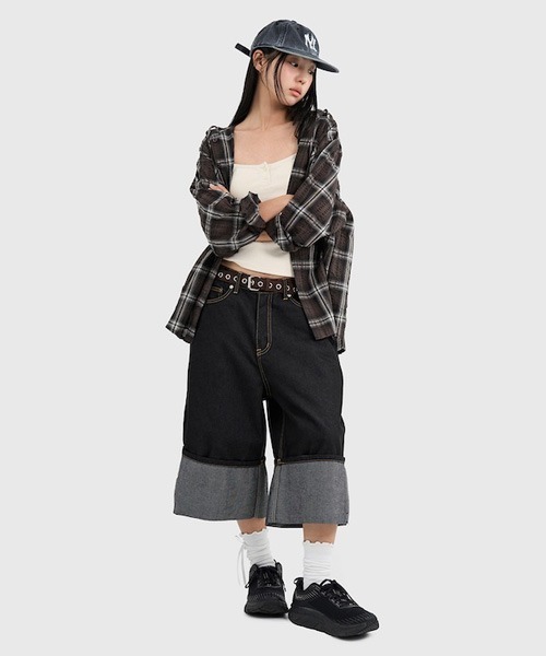 raucohouse(ラウコハウス)の「ロールアップワイドデニムハーフパンツバミューダパンツ(デニムパンツ・レディース・ブラック・M/S)」の13枚目の写真