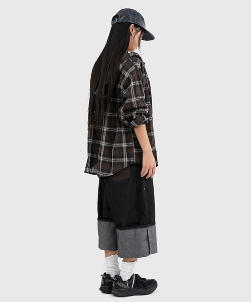 raucohouse(ラウコハウス)の「ロールアップワイドデニムハーフパンツバミューダパンツ(デニムパンツ・レディース・ブラック・M/S)」の3枚目の写真