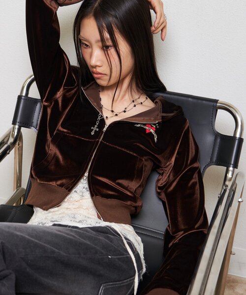 WHO'S WHO gallery(フーズフーギャラリー)の「【26AW LOOK掲載品番】ベロアインクドチビパーカー(パーカー・レディース・ブラウン/ピンク/ブルー・FREE)」の2枚目の写真
