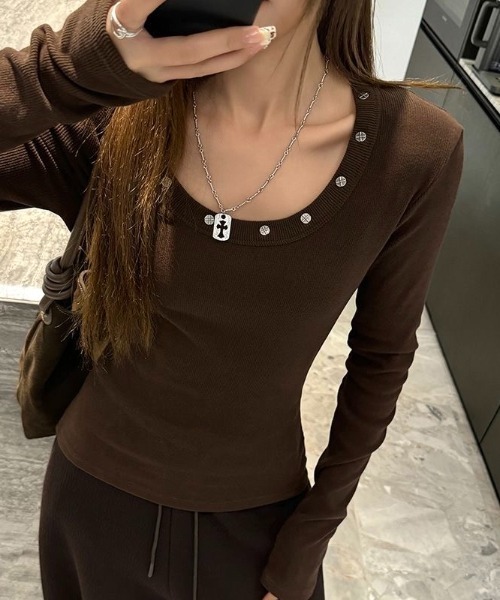 LADY LIKE(レディライク)の「【秋冬新作】スタッズ付きラウンドネック美シルエット長袖トップス(Tシャツ/カットソー・レディース・モカ/ダークグレー/ホワイト/ブラック・M)」の9枚目の写真