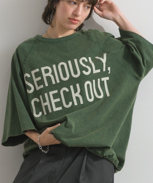 enhaut（アンオート）の「天竺編みラグラン SERIOUSLY フロント＆バック ロゴ プリント Tシャツ（Tシャツ/カットソー・レディース・グリーン/オレンジ/アイボリー・FREE）」の2枚目の写真