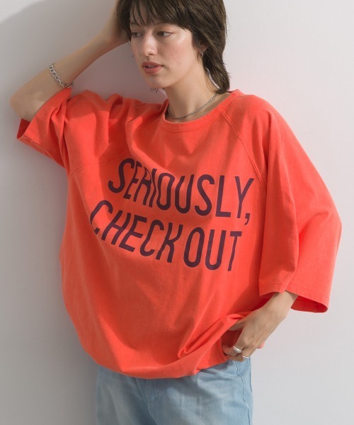 enhaut（アンオート）の「天竺編みラグラン SERIOUSLY フロント＆バック ロゴ プリント Tシャツ（Tシャツ/カットソー・レディース・グリーン/オレンジ/アイボリー・FREE）」の16枚目の写真