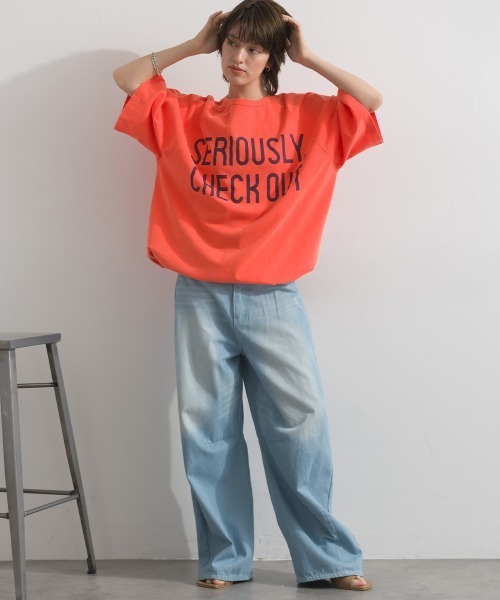 enhaut（アンオート）の「天竺編みラグラン SERIOUSLY フロント＆バック ロゴ プリント Tシャツ（Tシャツ/カットソー・レディース・グリーン/オレンジ/アイボリー・FREE）」の9枚目の写真