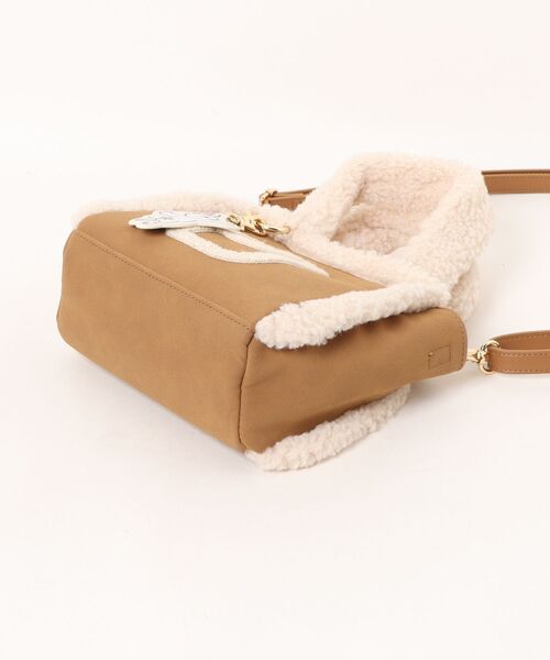 PAUL & JOE ACCESSOIRES(ポールアンドジョーアクセソワ)の「【PAUL & JOE ACCESSOIRES /ポール アンド ジョー アクセソワ 】 FUR ANIMAL チャーム付きムートントートバッグ(トートバッグ・レディース・ピンク/キャメル・FREE)」の3枚目の写真