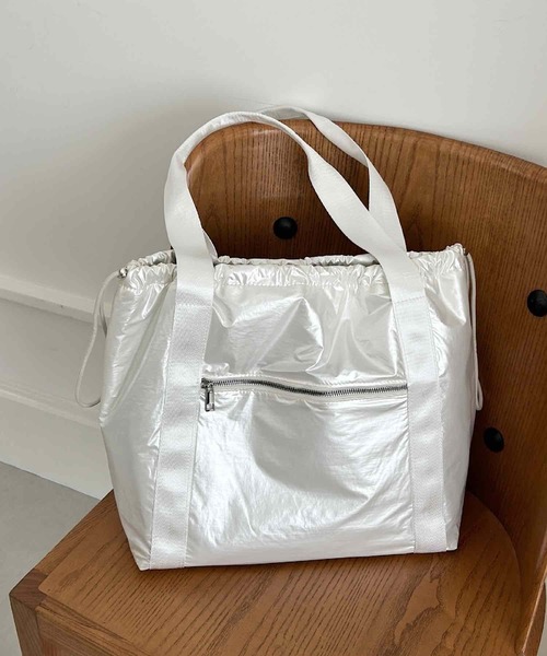 VIBGYOR（ヴィブジョー）の「Liaa/メタリックシャイニー 巾着 トートバッグ A18852（トートバッグ・レディース・ホワイト/ブラック・FREE）」の4枚目の写真