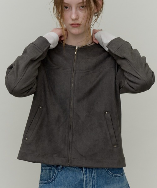 Plumel(プルメル)の「suede Like No-collar Blouson / カシメ付きスエードポンチローカラーブルゾン(ブルゾン・レディース・グレー/チャコールグレー・MEDIUM)」の1枚目の写真