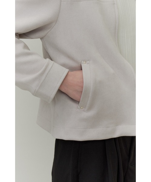 Plumel(プルメル)の「suede Like No-collar Blouson / カシメ付きスエードポンチローカラーブルゾン(ブルゾン・レディース・グレー/チャコールグレー・MEDIUM)」の5枚目の写真