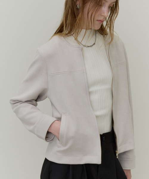 Plumel(プルメル)の「suede Like No-collar Blouson / カシメ付きスエードポンチローカラーブルゾン(ブルゾン・レディース・グレー/チャコールグレー・MEDIUM)」の6枚目の写真
