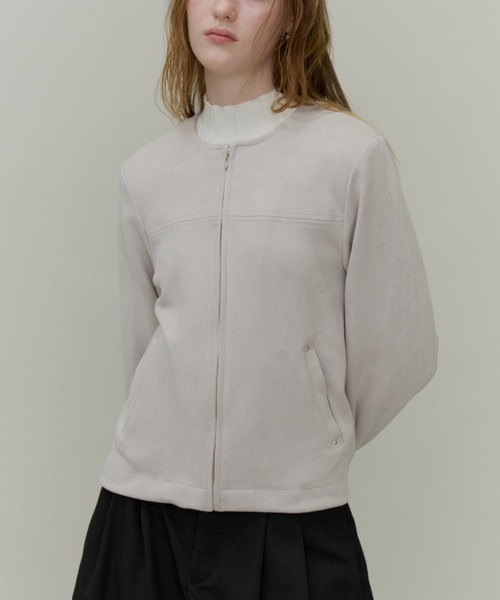 Plumel(プルメル)の「suede Like No-collar Blouson / カシメ付きスエードポンチローカラーブルゾン(ブルゾン・レディース・グレー/チャコールグレー・MEDIUM)」の3枚目の写真