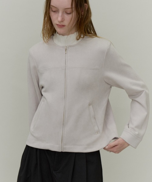 Plumel(プルメル)の「suede Like No-collar Blouson / カシメ付きスエードポンチローカラーブルゾン(ブルゾン・レディース・グレー/チャコールグレー・MEDIUM)」の4枚目の写真