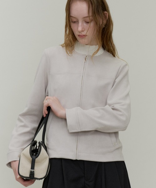 Plumel(プルメル)の「suede Like No-collar Blouson / カシメ付きスエードポンチローカラーブルゾン(ブルゾン・レディース・グレー/チャコールグレー・MEDIUM)」の8枚目の写真