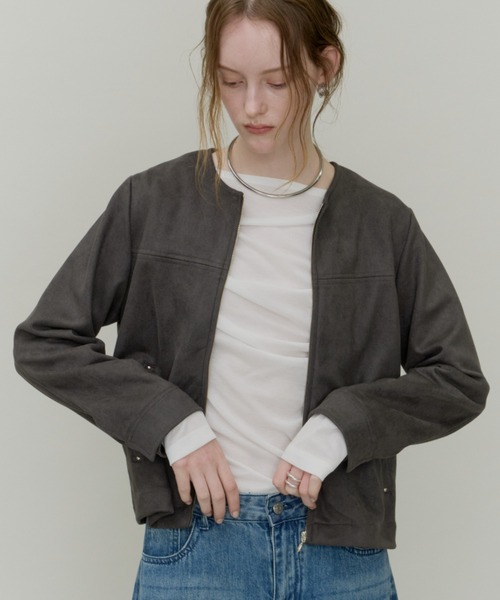 Plumel(プルメル)の「suede Like No-collar Blouson / カシメ付きスエードポンチローカラーブルゾン(ブルゾン・レディース・グレー/チャコールグレー・MEDIUM)」の10枚目の写真