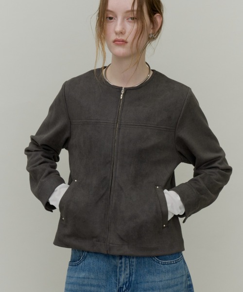 Plumel(プルメル)の「suede Like No-collar Blouson / カシメ付きスエードポンチローカラーブルゾン(ブルゾン・レディース・グレー/チャコールグレー・MEDIUM)」の12枚目の写真