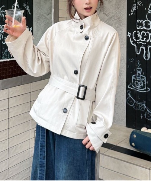 &soiree(アンドソワレ)の「スタンドカラーダブルボタンベルト付きトレンチコート(トレンチコート・レディース・オフホワイト・SMALL/MEDIUM/LARGE/X-LARGE)」の1枚目の写真