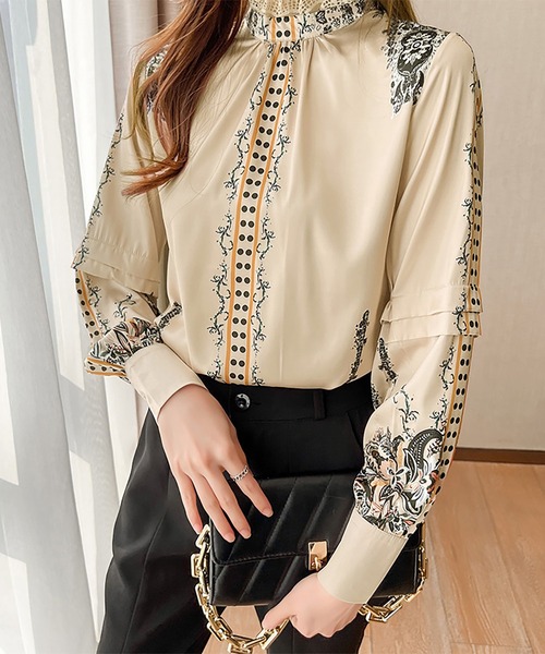Doux Belle(ドゥーベル)の「スカーフ柄レーストリムスタンドカラーブラウス(シャツ/ブラウス・レディース・ベージュ・LARGE/X-LARGE/MEDIUM)」の7枚目の写真