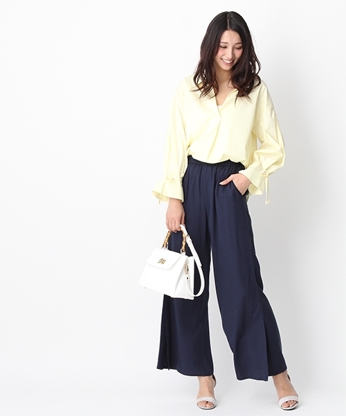 Andemiu（アンデミュウ）の「ソデボリュームヌケエリシャツ752361（シャツ/ブラウス・レディース・イエロー/ライトブルー/ピンク/ホワイト/ブルー/ライトグレー・FREE）」の9枚目の写真