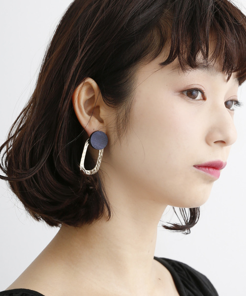 merlot plus（メルロープリュス）の「ウッドサークル×ゴールドピアス6632（ピアス（両耳用）・レディース・ネイビー/ブラウン/カーキ・FREE）」の3枚目の写真