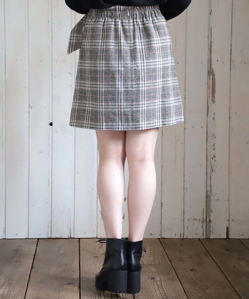 one after another NICE CLAUP(ワンアフターアナザーナイスクラップ)の「サイドベルトチェック台形スカート(スカート・レディース・ブラック系その他/グレー系その他/ベージュ系その他・FREE)」の7枚目の写真