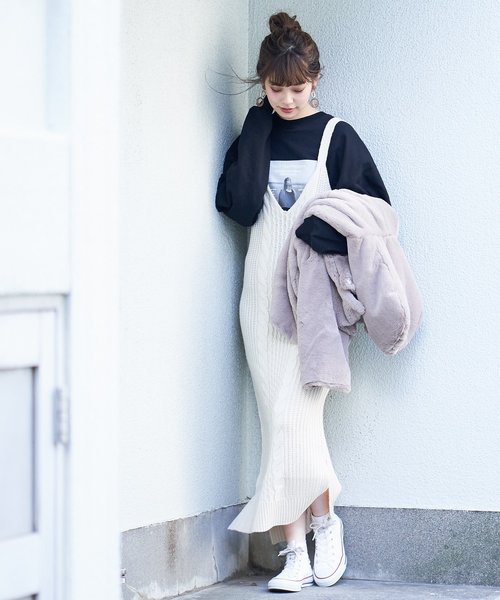 natural couture（ナチュラルクチュール）の「ケーブルニットジャンドレ（ワンピース・レディース・ブラック/ベージュ/アイボリー・FREE）」の2枚目の写真