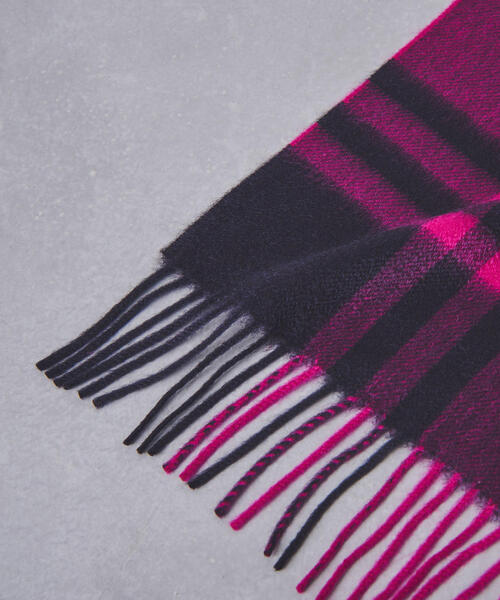 Joshua Ellis（ジョシュアエリス）の「＜Joshua Ellis（ジョシュア エリス）＞BLACKWATCH ストール†（ストール/ショール・レディース・コバルトブルー/ピンク/イエロー・FREE）」の5枚目の写真