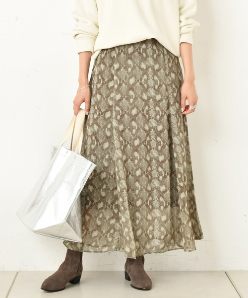 DouDou（ドゥドゥ）の「パイソンプリントフレアスカート（スカート・レディース・サックスブルー/グリーン・38/36）」の2枚目の写真