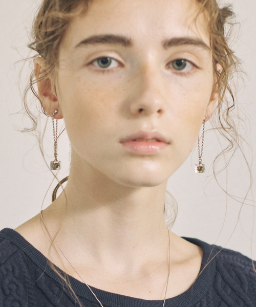 rehacer（レアセル）の「rehacer : Mini Cube Rose  Long Pierce Made in Japan / ミニキューブ ローズ ロングピアス メイドインジャパン（ピアス（両耳用）・レディース・シルバー/ゴールド・FREE）」の3枚目の写真
