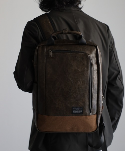 GUSCIO UOMO（グッシオ ウォーモ）の「【グッシオ ウォーモ】スクエア型リュックサック オンオフ兼用 PUレザー（バックパック/リュック・メンズ・ブラック/ネイビー/ブラウン/カーキ・FREE）」の4枚目の写真