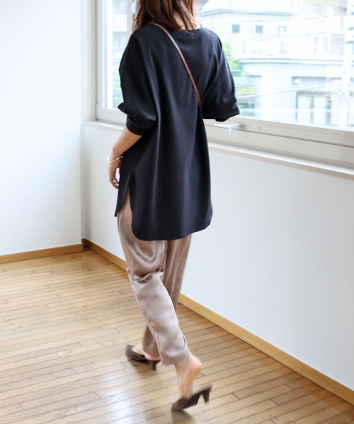 andme(アンドミー)の「コットン長袖オーバーサイズ裾ラウンドTシャツ(Tシャツ/カットソー・レディース・ブラック/オフホワイト/チャコールグレー/グレー系その他・M)」の17枚目の写真