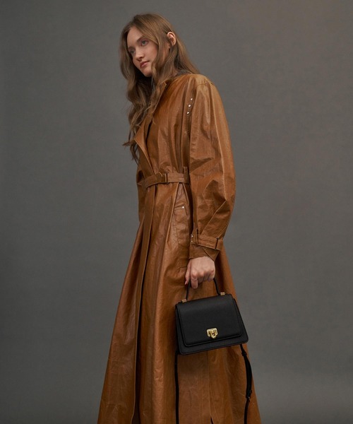 CHARLES & KEITH（チャールズ & キース）の「メタリックプッシュロック トップハンドルバッグ / Metallic Push-Lock Top Handle Bag（ハンドバッグ・レディース・ライトブルー/ブラック/グリーン/バーガンディー・S）」の7枚目の写真