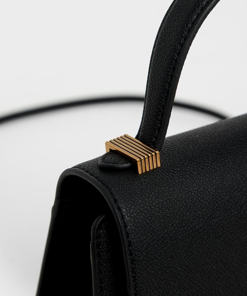 CHARLES & KEITH（チャールズ & キース）の「メタリックプッシュロック トップハンドルバッグ / Metallic Push-Lock Top Handle Bag（ハンドバッグ・レディース・ライトブルー/ブラック/グリーン/バーガンディー・S）」の8枚目の写真