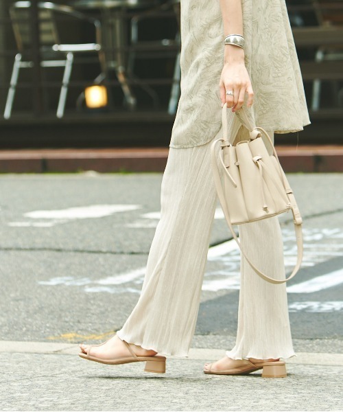 prose verse（プロズヴェール）の「サテンミニプリーツセミフレアパンツ（その他パンツ・レディース・ブラック/パープル/アイボリー/ミント/モカ/グレイッシュベージュ/イエロー・ﾌﾘ-）」の2枚目の写真